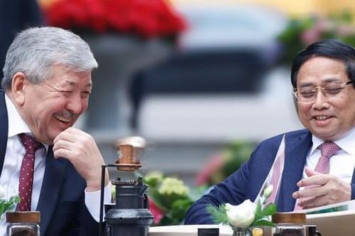 Hai Thủ tướng Việt Nam và Kyrgyzstan thưởng thức cà phê Việt trong Khu Di tích Phủ Chủ tịch
