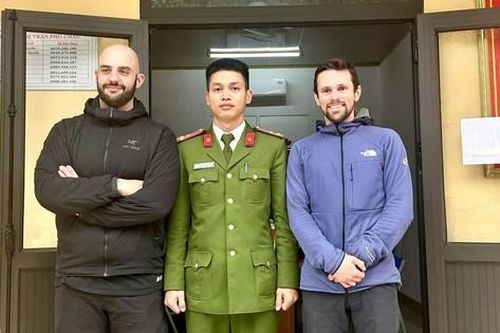 Công an Hà Tĩnh giúp du khách Canada nhận lại giấy tờ đánh rơi