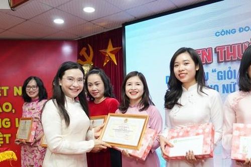 Hơn một nghìn nữ cán bộ 'Giỏi việc nước, đảm việc nhà' được tuyên dương dịp 8/3