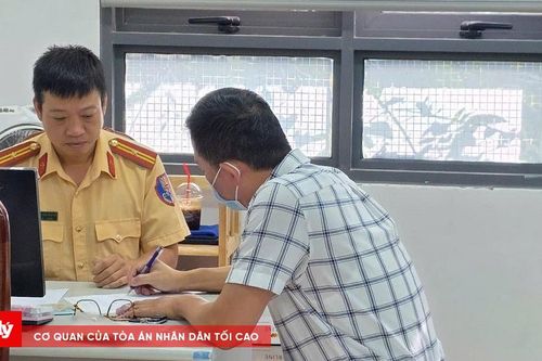 Tài xế xe biển trắng bật đèn giống đèn ưu tiên bị xử phạt