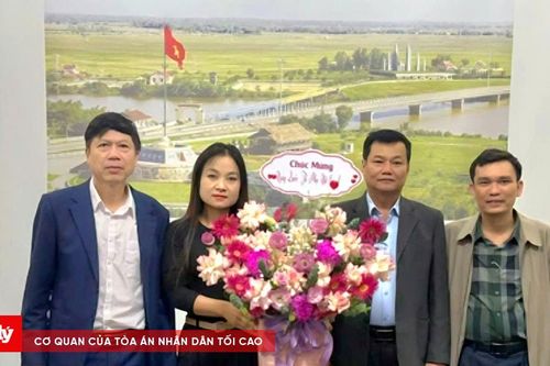 Lãnh đạo Trung tâm báo cáo về việc Giám đốc Sở đến chúc mừng nhưng chỉ có một người đi làm