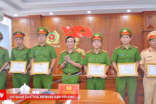 Khen thưởng các cá nhân triệt phá vụ vận chuyển trái phép chất ma túy
