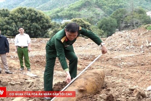 Phát hiện vật thể nghi là bom khi san nền công trình