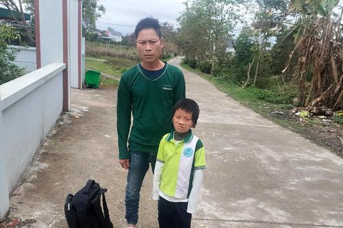 Ông bố ở Quảng Ninh có cuốn sổ đặc biệt, ghi ơn từng người đã giúp đỡ con mình