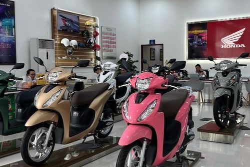 Lượng xe máy mới tăng mạnh, các mẫu hot tiếp tục giảm giá sâu để hút khách