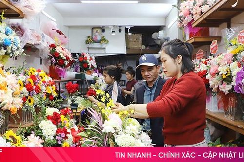 Quà tặng đa dạng, giá hoa tươi tăng cao dịp lễ 8/3