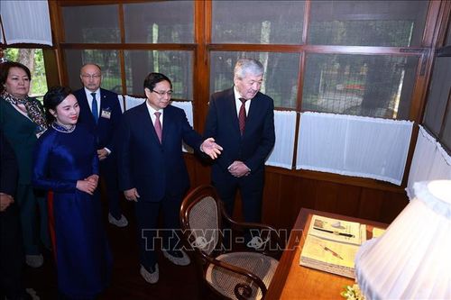 Thủ tướng Phạm Minh Chính và Thủ tướng Kyrgyzstan thăm Khu di tích Chủ tịch Hồ Chí Minh