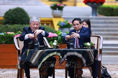 Thủ tướng Phạm Minh Chính và Thủ tướng Kyrgyzstan thưởng thức cà phê Việt Nam