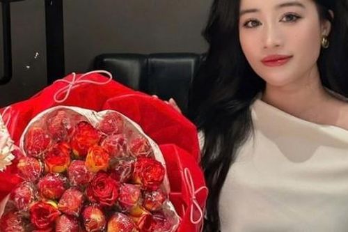 Loại 'hoa lạ' nhuộm đỏ chợ Việt dịp 8/3 với giá rẻ 'giật mình', chỉ từ 50.000 đồng/bó