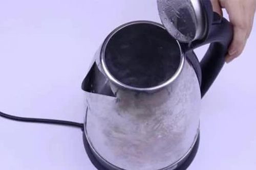 Tại sao dây nguồn của ấm đun nước điện lại ngắn như vậy? Có phải để tiết kiệm tiền không?