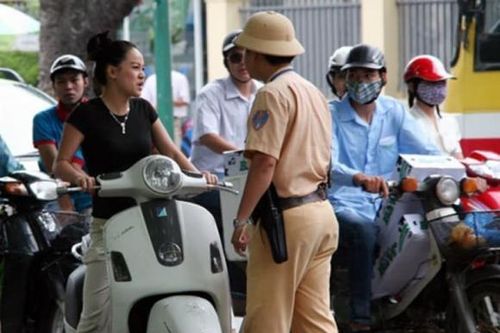 Xe máy có bắt buộc phải lắp cả 2 gương hay không? Mức phạt theo luật mới nhất nếu thiếu gương chiếu hậu?