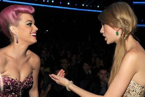 Từng 'không đội trời chung', Katy Perry nay bất ngờ 'cầu cứu' Taylor Swift