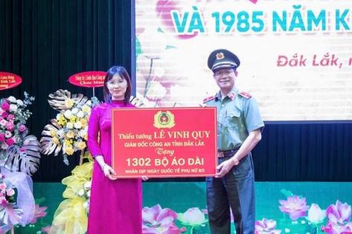 Giám đốc Công an tỉnh Đắk Lắk tặng 1.302 bộ áo dài cho nữ cán bộ, chiến sĩ