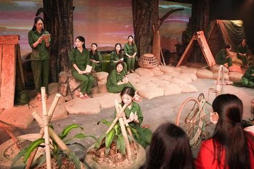 Gen Z xúc động khi xem 'Huyền thoại tuổi thanh xuân'