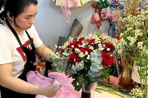 TPHCM: Giá hoa hồng dịp 8/3 tăng 'chóng mặt', đắt gấp 4-5 lần ngày thường