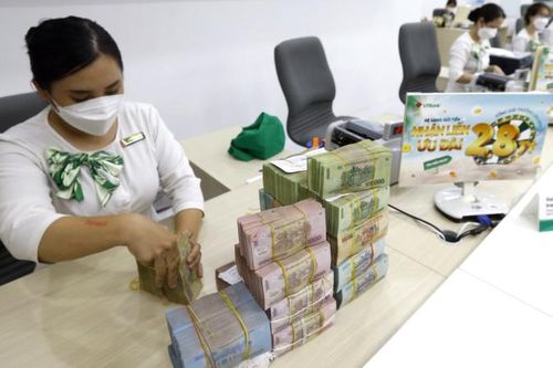 Nhân viên ngân hàng bấp bênh trước 'cơn bão' tinh gọn nhân sự