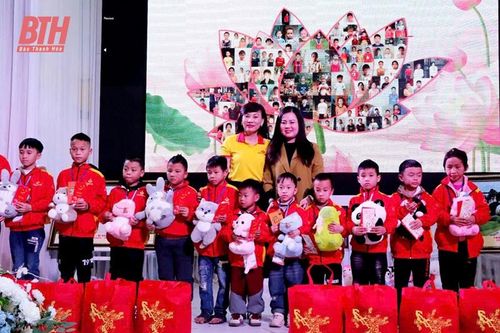 'Mẹ đỡ đầu' của hàng trăm trẻ mồ côi đặc biệt khó khăn