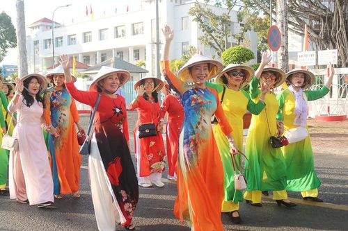 Phát huy vai trò của phụ nữ tham gia xây dựng Đảng và hệ thống chính trị
