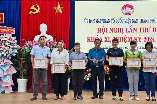 Khen thưởng nhiều tập thể, cá nhân TP. Châu Đốc hoàn thành tốt công tác mặt trận