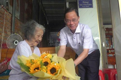 Bí thư Huyện ủy Thoại Sơn thăm Mẹ Việt Nam Anh hùng Nguyễn Thị Bảy