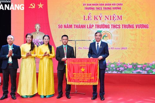 Trường THCS Trưng Vương được UBND thành phố Đà Nẵng tặng Cờ thi đua