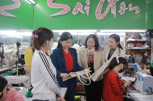 Dạy nghề, tạo việc làm cho lao động nữ: Hỗ trợ phụ nữ vươn lên phát triển kinh tế