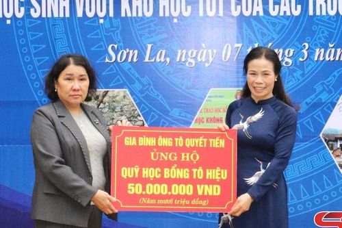 Lễ trao học bổng Tô Hiệu cho học sinh giỏi quốc gia và học sinh vượt khó học tốt