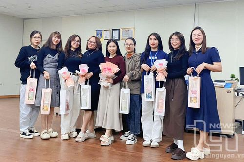 Khi phụ nữ gánh tròn 'hai vai'