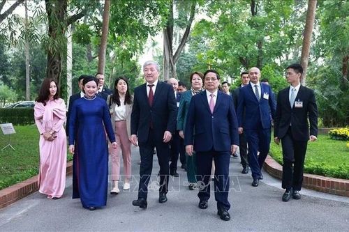 Thủ tướng Phạm Minh Chính và Thủ tướng Kyrgyzstan thăm Khu di tích Chủ tịch Hồ Chí Minh