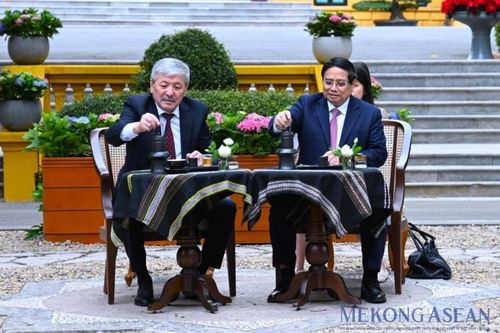 Thủ tướng Việt Nam - Kyrgyzstan thăm Nhà sàn Bác Hồ, thưởng thức cà phê phin