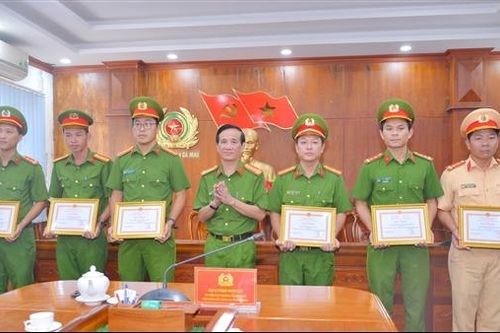 Công an Cà Mau khen thưởng các cá nhân triệt phá vụ vận chuyển 2,4kg 'hàng đá'