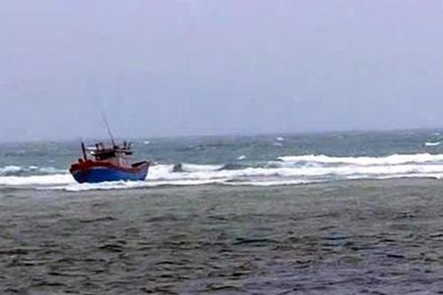 2 tàu cá mắc cạn, 7 ngư dân bơi vào bờ an toàn, 1 người mất tích