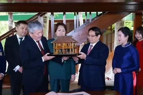 Thủ tướng Việt Nam và Kyrgyzstan thăm Khu di tích Bác Hồ