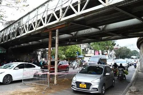 Cầu đường sắt Trần Nhật Duật phải dựng cột chống