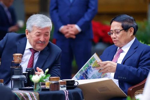 Hình ảnh tuyệt đẹp Thủ tướng Việt Nam và Kyrgyzstan uống cà phê trong vườn Phủ Chủ tịch