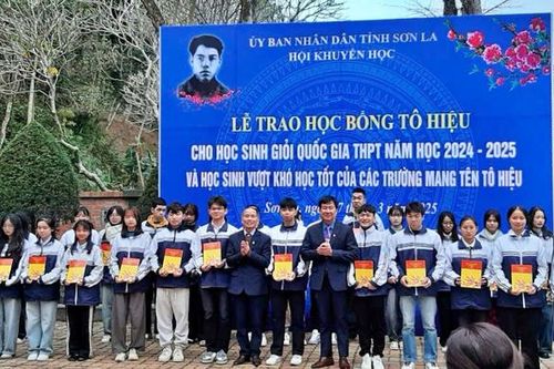 Trao học bổng Tô Hiệu cho học sinh vượt khó học tốt tỉnh Sơn La