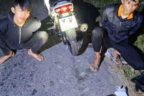 Sóc Trăng: 4 'trẻ trâu' mang hung khí đi giao chiến lúc rạng sáng, bị bắt còn chống trả công an