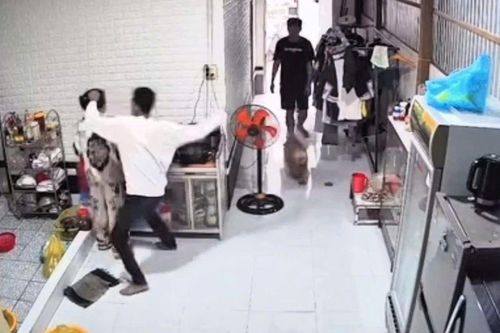 Vụ clip vợ bị chồng đánh gục khi đang nấu ăn: Cả hai đều không yêu cầu xử lý?