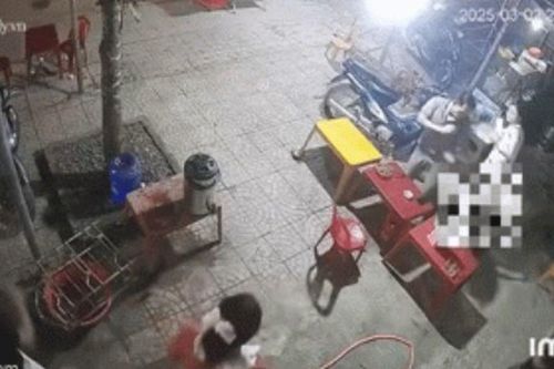 Clip: Quảng Trị, 2 người phụ nữ lao vào chửi bới ném đồ khiến bé trai vô tội bị cốc thủy tinh rơi trúng đầu