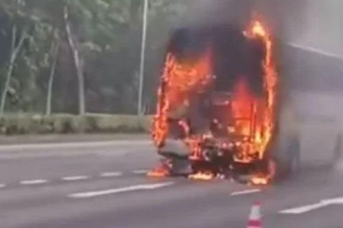 Clip: Hãi hùng ngọn lửa 'nuốt chửng' cả chiếc xe buýt, cột khói bốc lên nghi ngút
