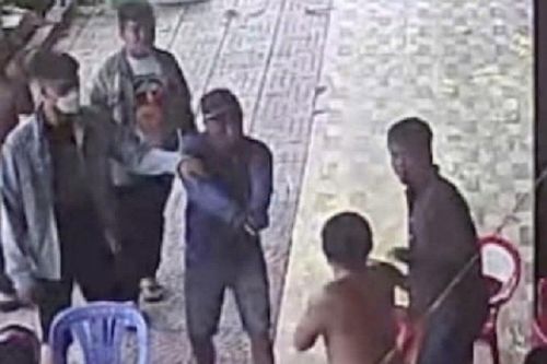 Mâu thuẫn chơi xóc đĩa, nhóm côn đồ mang súng nhựa vào nhà dân đánh người