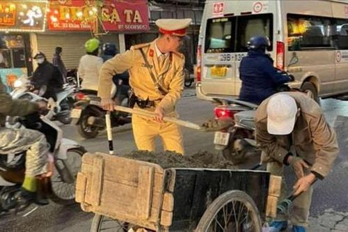 Nhanh chóng xử lý vết dầu loang trên đường trong giờ cao điểm