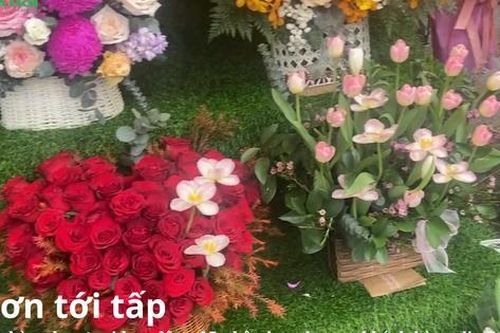 Đơn tới tấp, cửa hàng hoa tươi phải huy động 15 nhân lực để phục vụ khách hàng dịp 8/3