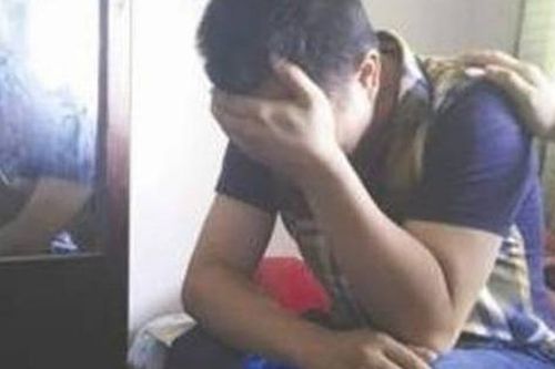 Bố lén lút lấy mẫu vật của con trai và em trai mình đi xét nghiệm ADN