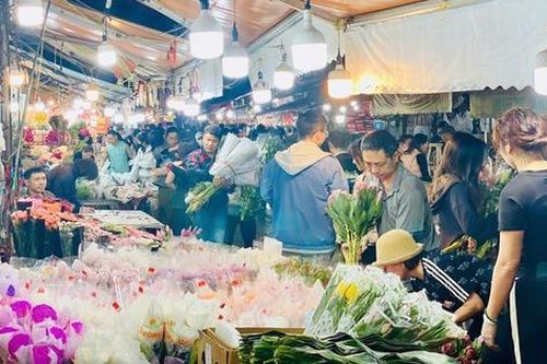 Chợ hoa đầu mối lớn bậc nhất Thủ đô chật kín người trước ngày Quốc tế Phụ nữ (8/3)
