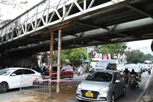 Cầu Long Biên phải 'chống nạng'