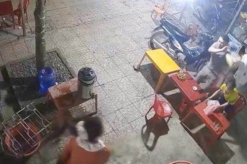 Phẫn nộ người phụ nữ ném vật cứng khiến cháu bé nhập viện