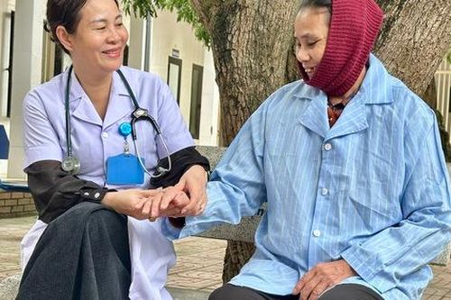 Nữ bác sĩ gần 30 năm níu giữ bệnh nhân trở về từ 'cõi điên'