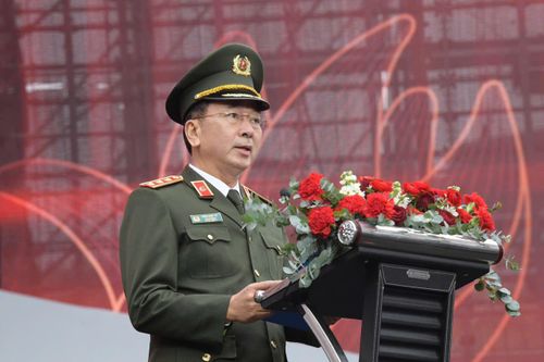 Phụ nữ Công an nhân dân tỏa sáng trong màn trình diễn tại Lễ hội áo dài