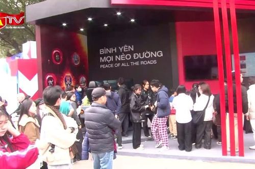 Trải nghiệm lái xe thực tế ảo và hướng dẫn an toàn giao thông tại hồ Hoàn Kiếm